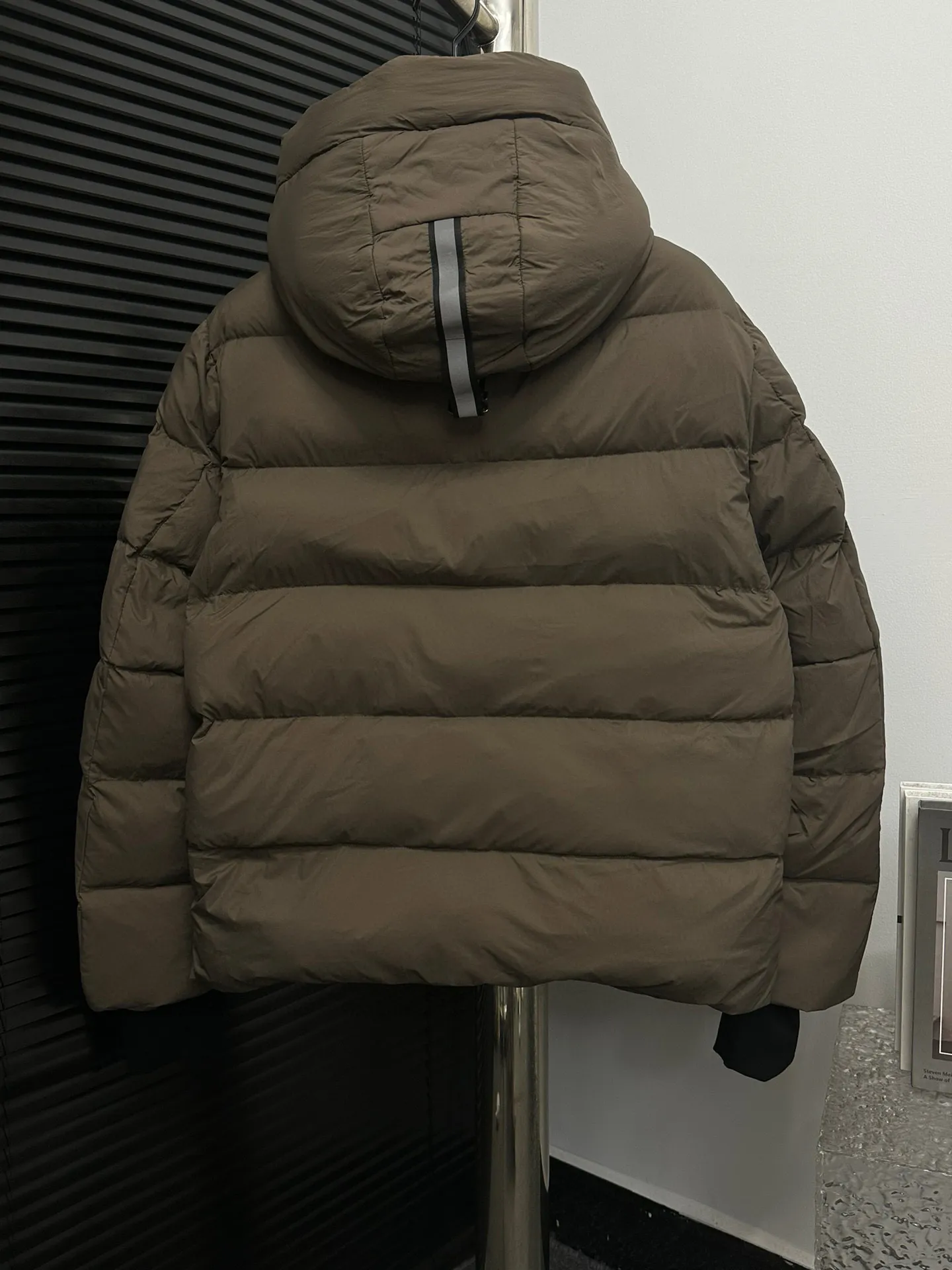 P850 𝘾𝘼𝙉𝘼𝘿𝘼 𝙂𝙊𝙊𝙎𝙀 Canada Goose Ouyang Nana second generation same style hooded couple down jacket! Goose down jacket has always been a popular element of fashion, loved by experts from all walks of life! Fashionable hooded cut, high-end customer-supplied fine goose down. High resilience, smooth zipper, strong and firm. Pockets on both sides can store small items, free your hands, and worry-free when going out. 90% white goose down filling. Black light puff style. Size: XS S M L XL XXL Color: coffee